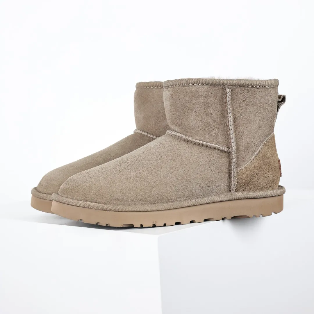 Pick up locally 💰520, core recommendation, good price, UGG Classic Mini mid-tube series, Xiaohongshu hot model, Henan Longfeng leather production, sheepskin and wool integration, top quality in the market, 2-3 cm cashmere insole, keeping warm in winter, suitable for home use. In the new year, uug launched a style series, which is partially biased towards the preferences of young consumers, and has also been at the forefront of fashion trends. Shoe body material, water-repellent coated suede upper 17mm UGGPURE™ implanted wool insole Lightweight non-slip comfortable rubber outsole With brand LOGO Trademark Comes with full packaging Size: 35 36 37 38 39 40